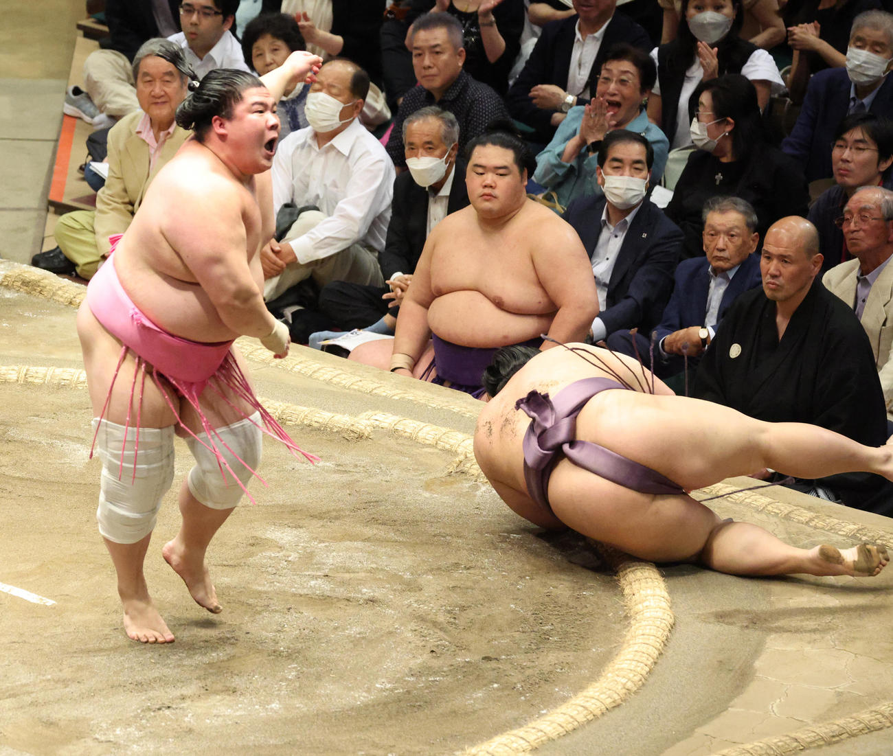 翔猿（右）をすぶねりで破る宇良（撮影・中島郁夫）