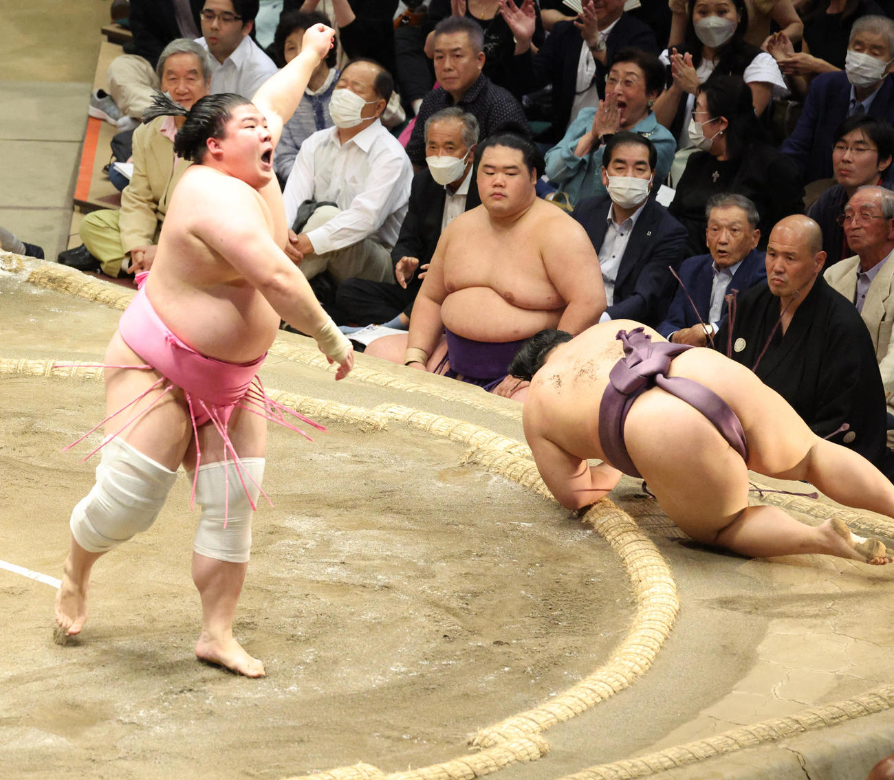 翔猿（右）をすぶねりで破る宇良（撮影・中島郁夫）
