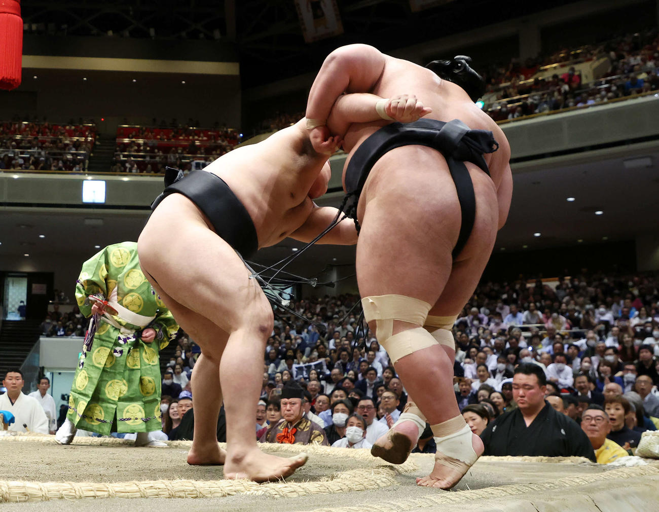 貴景勝（右）を寄り切りで破る霧馬山（撮影・鈴木正人）