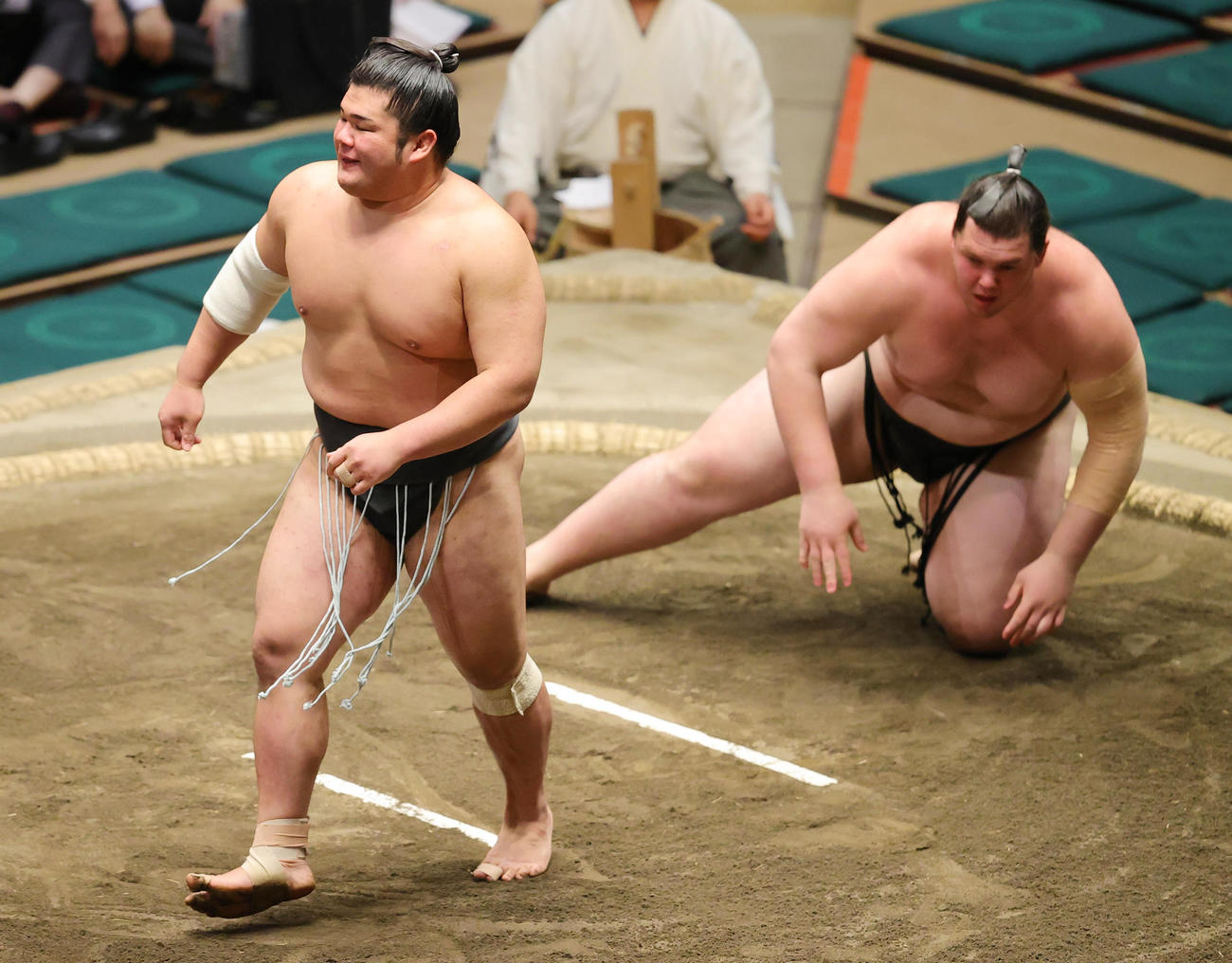 獅司（右）を引き落としで破る木竜皇（2023年5月24日撮影）