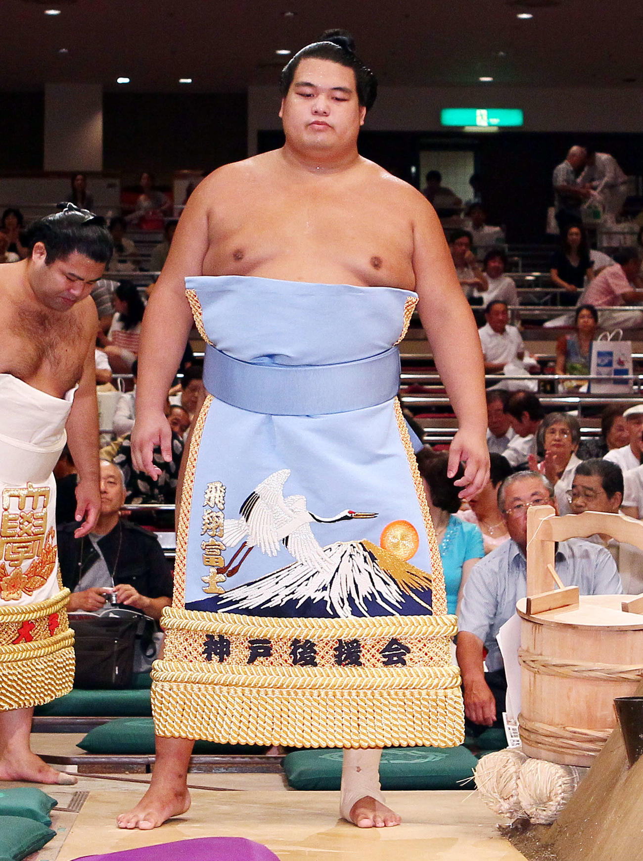 化粧まわしをつけて土俵入りする新十両の飛翔富士（2011年9月11日撮影）