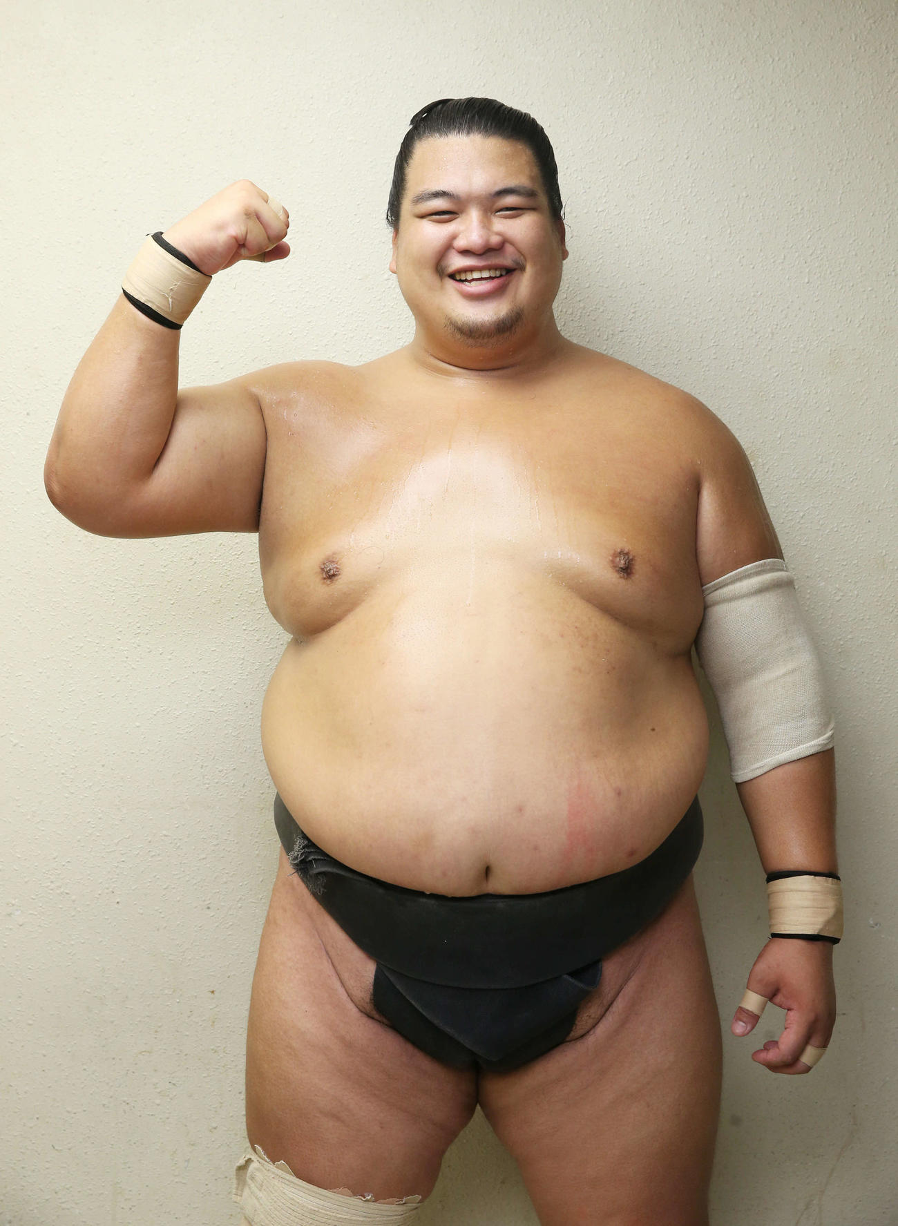 三段目優勝を決め笑顔でガッツポーズする飛翔富士（2015年7月24日撮影）