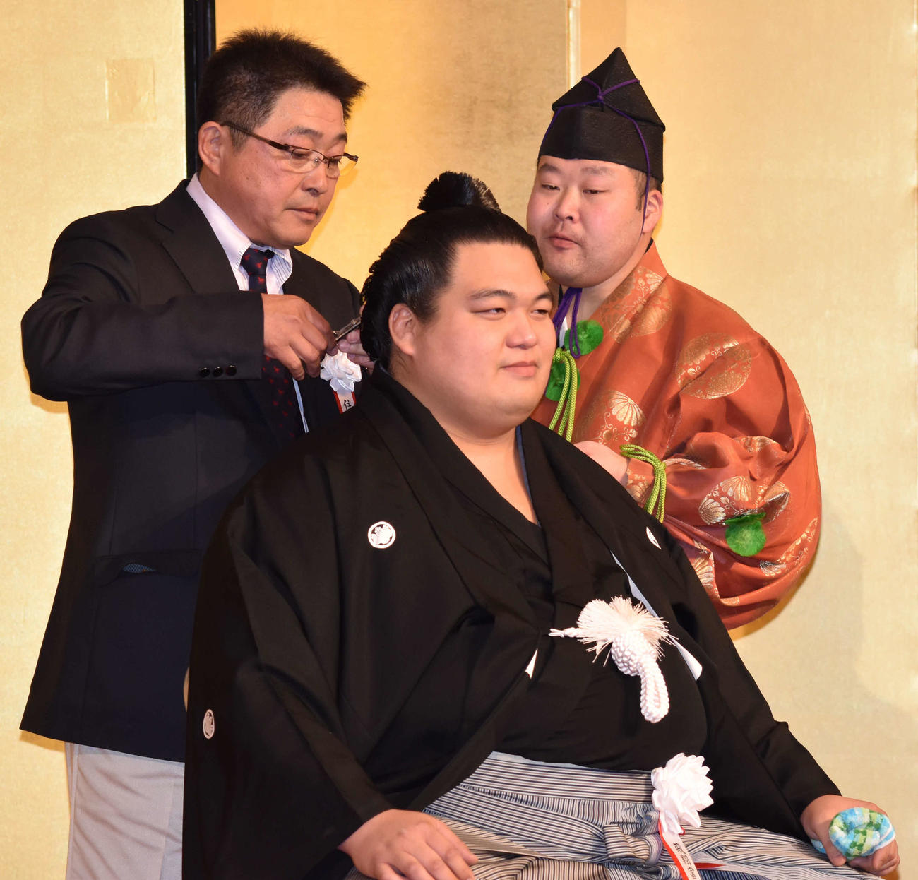 断髪式で父芳幸さん（左）にはさみを入れてもらう、元十両飛翔富士の住洋樹（2017年3月4日撮影）