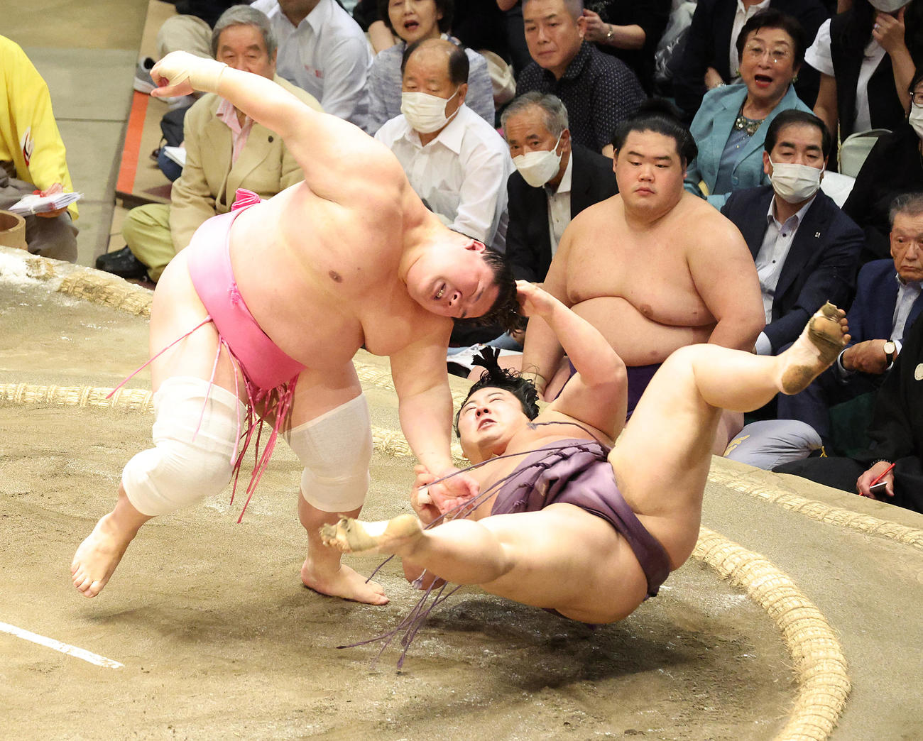 翔猿（右）をすぶねりで破る宇良（撮影・中島郁夫）