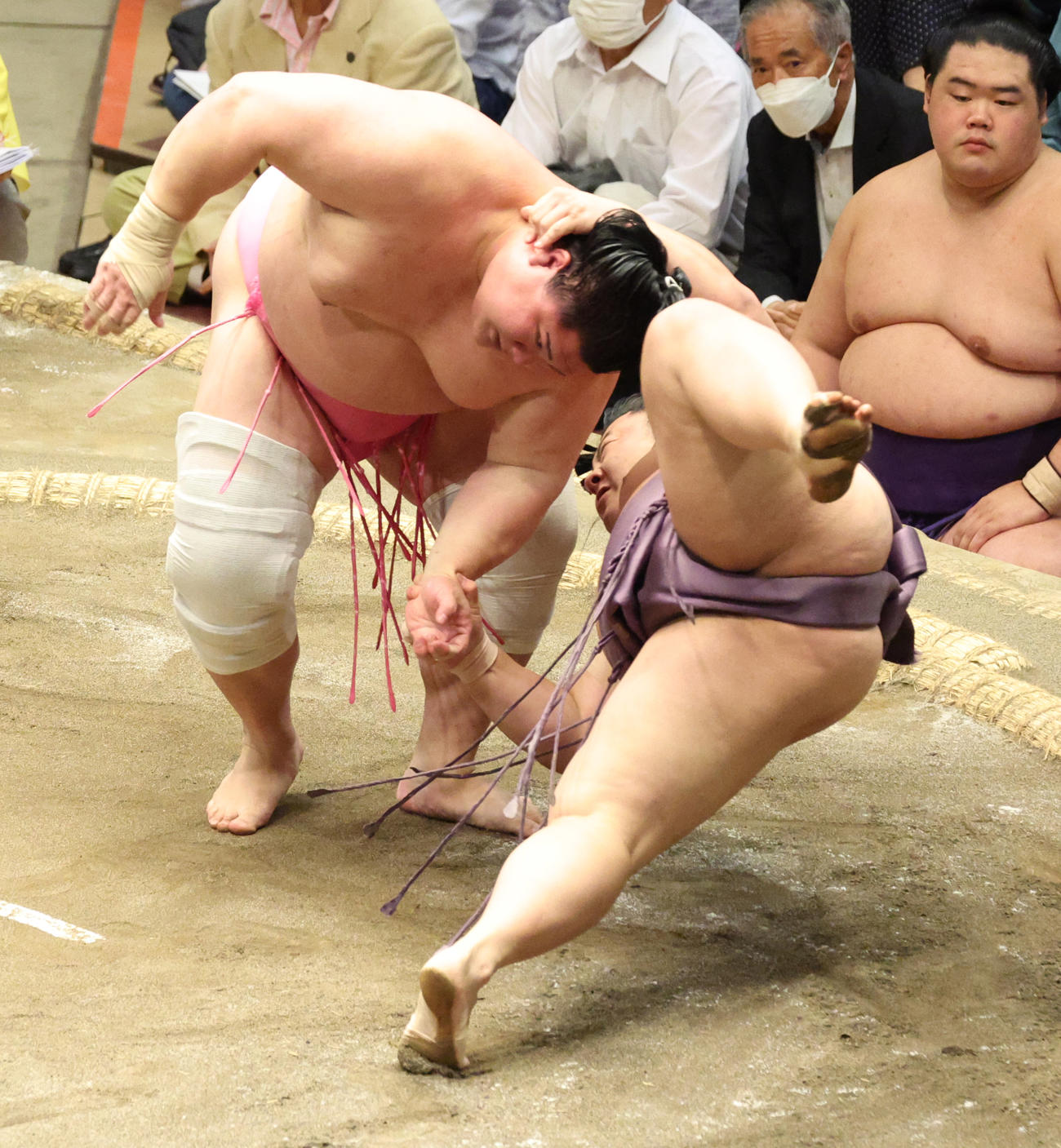 翔猿（右）をすぶねりで破る宇良（撮影・中島郁夫）