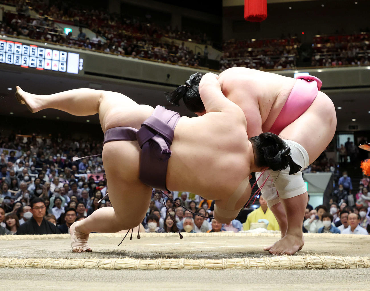 翔猿（手前）をずぶねりで破る宇良（撮影・鈴木正人）