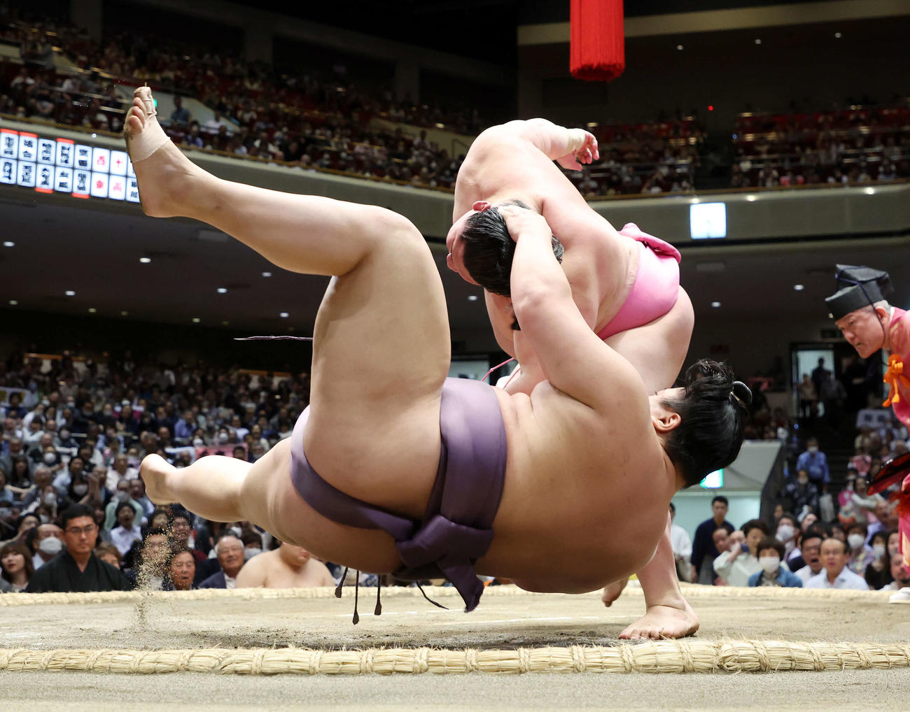 翔猿（手前）をずぶねりで破る宇良（撮影・鈴木正人）