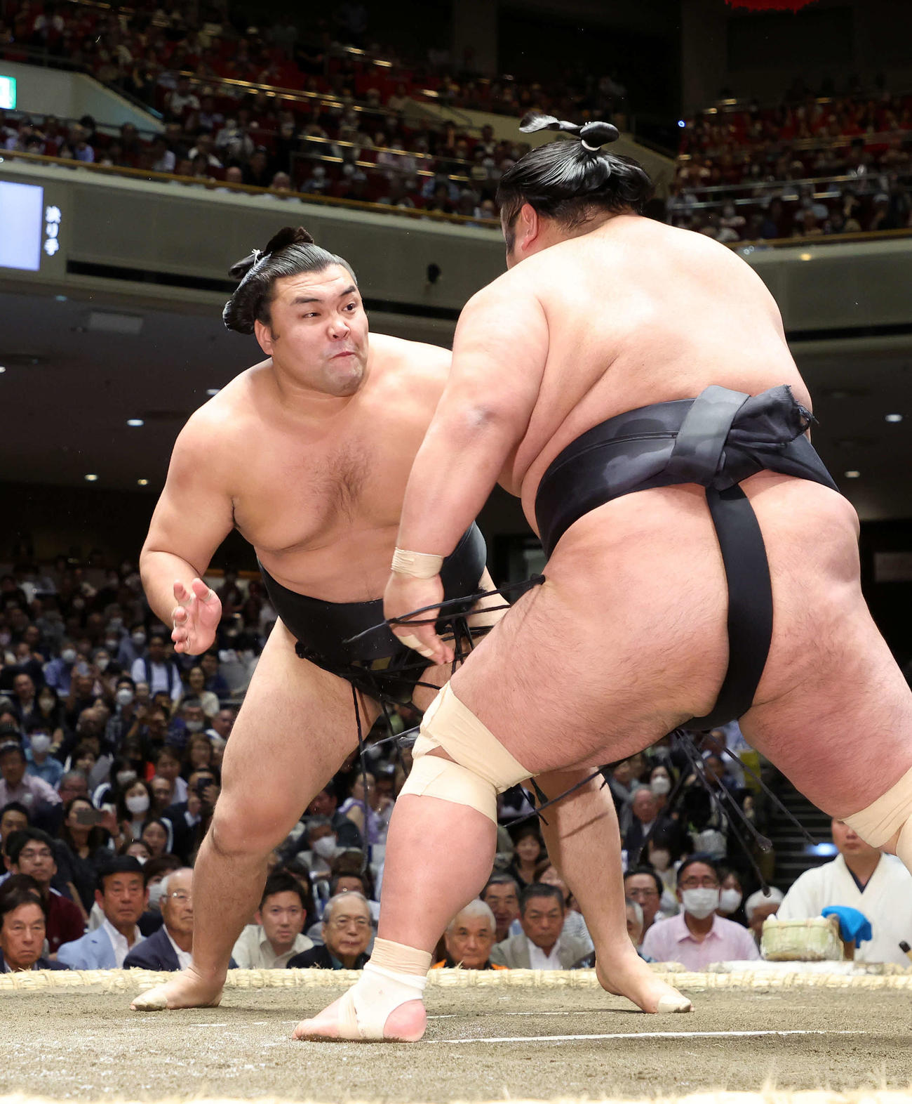 貴景勝（右）を激しく攻める霧馬山（撮影・鈴木正人）