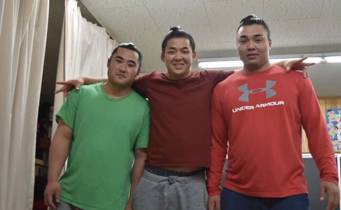左から若かりし頃の大日堂、元霧津羽左の安井彩人さん、霧馬山（安井さん提供）