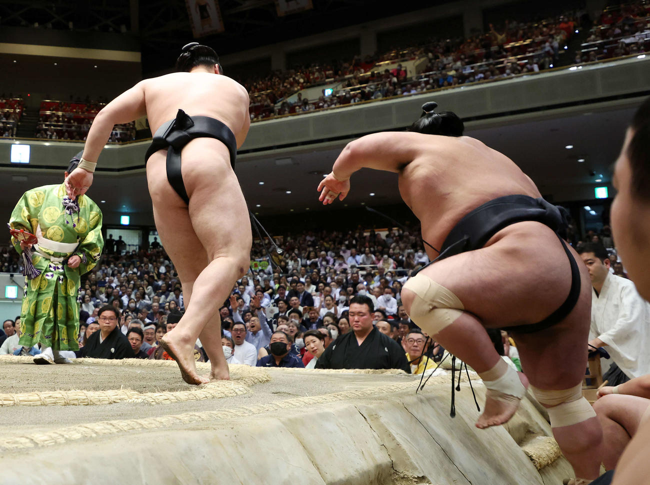 貴景勝（右）を寄り切りで破る霧馬山（撮影・鈴木正人）