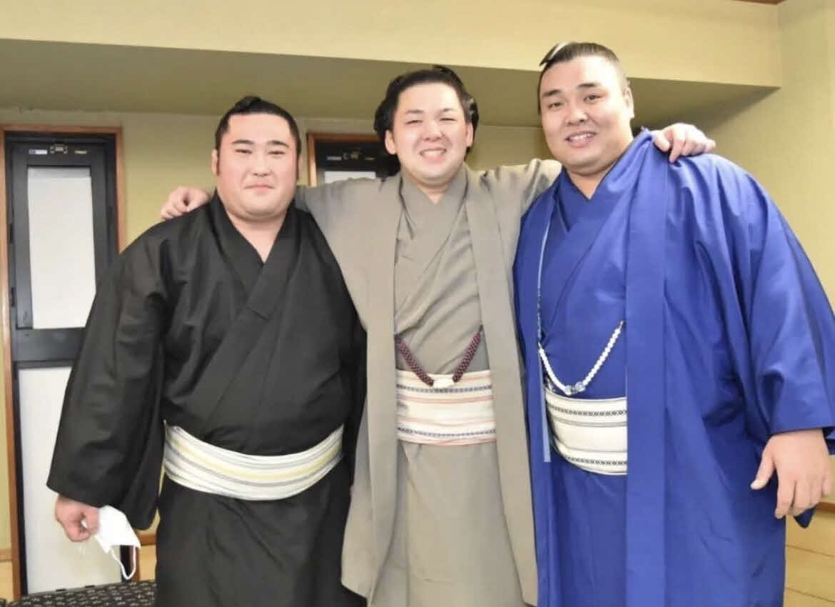 左から大日堂、元霧津羽左の安井彩人さん、霧馬山。若かりし頃を思い返し、安井さんの断髪式が行われた昨年1月に撮影した（安井さん提供）