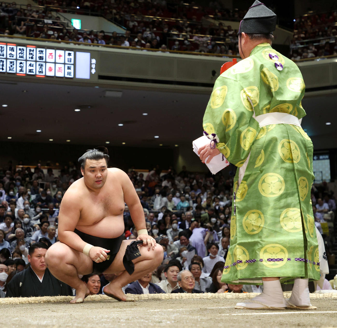 貴景勝を寄り切りで破り勝ち名乗りを受ける霧馬山（撮影・鈴木正人）