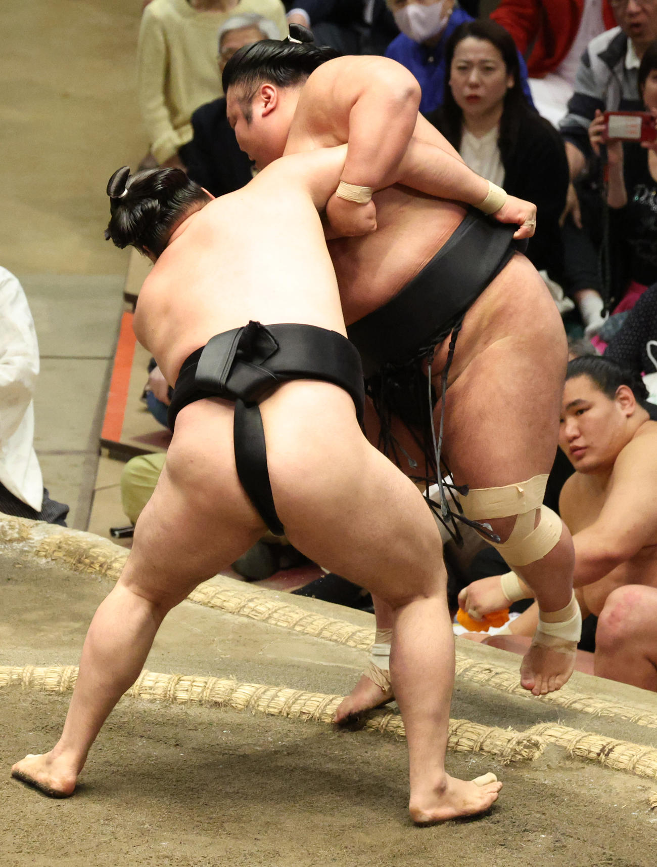 貴景勝（右）を寄り切りで破る霧馬山（撮影・中島郁夫）