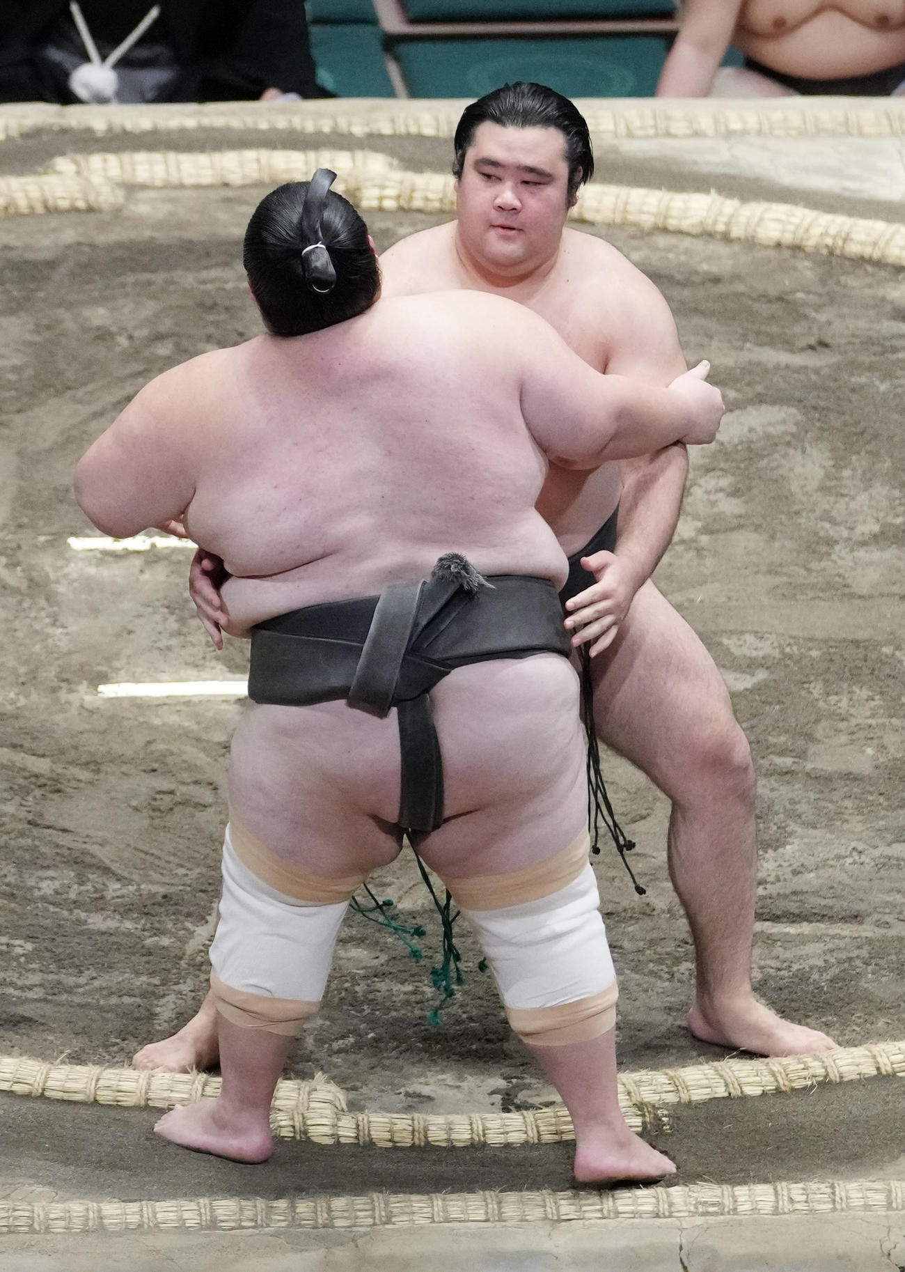 黎大丸（左）を寄り切りで破り序ノ口優勝を決めた春山（撮影・小沢裕）
