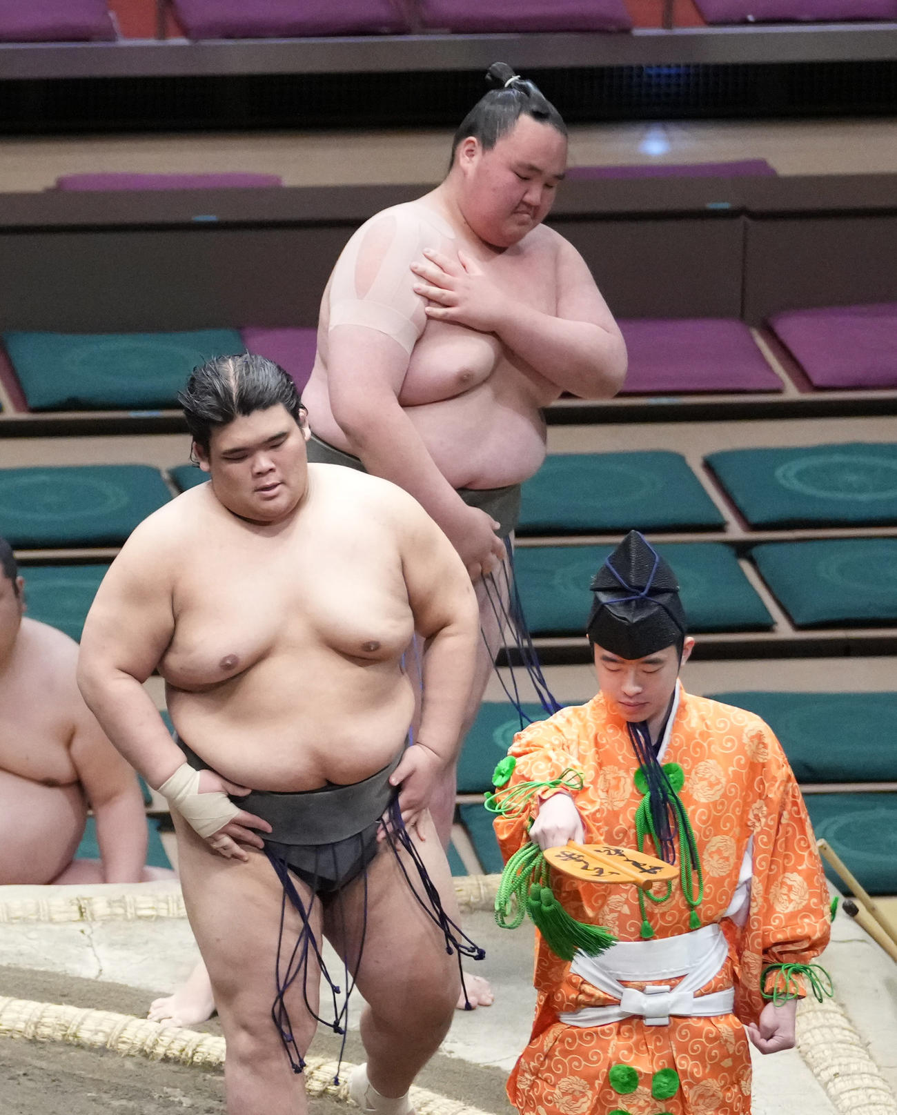 聖富士（手前左）は最上桜を寄り切りで破り序二段優勝決定戦進出を決める（撮影・小沢裕）