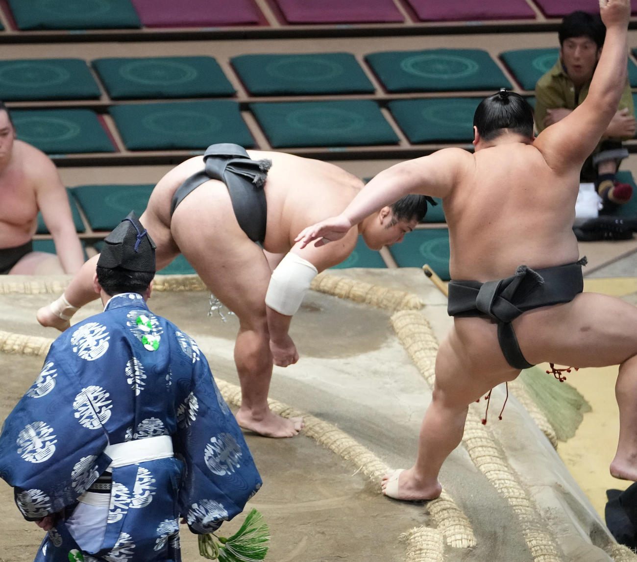 木竜皇（左）は大翔丸を押し出しで破り幕下優勝を決める（撮影・小沢裕）