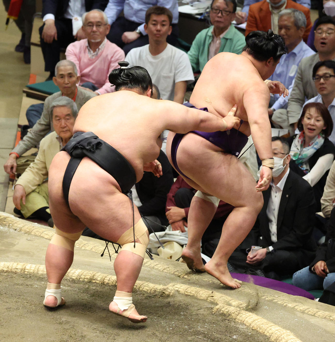 明生（右）を送り出しで破る貴景勝（撮影・中島郁夫）