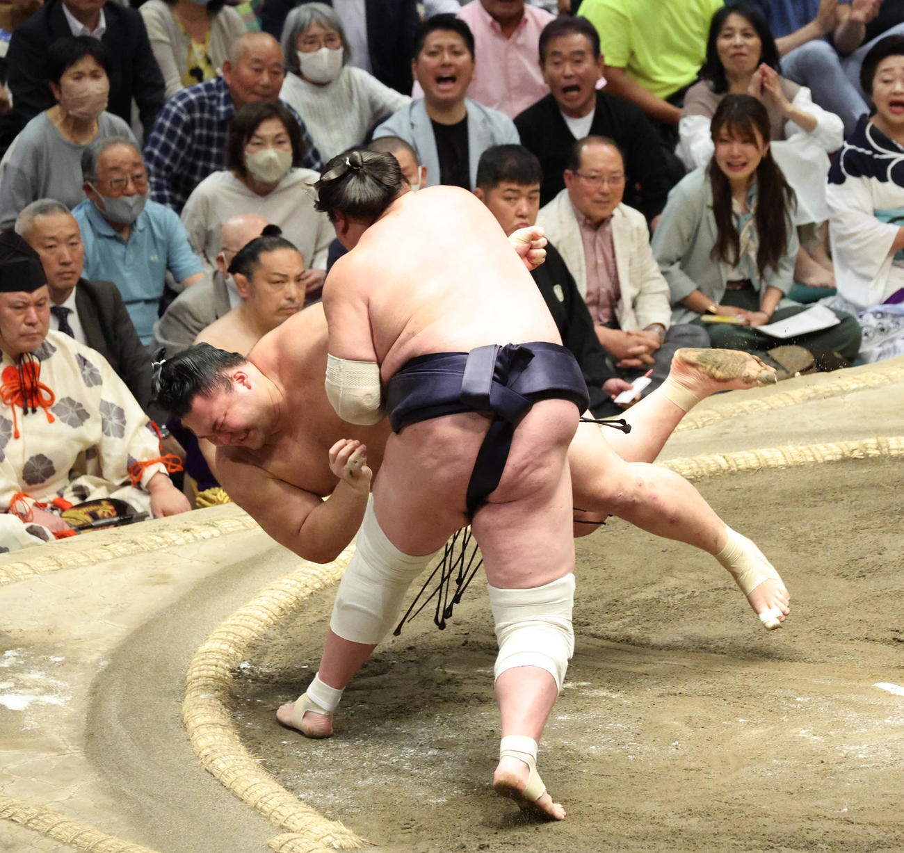 朝乃山（左）を小手投げで破る照ノ富士（撮影・中島郁夫）