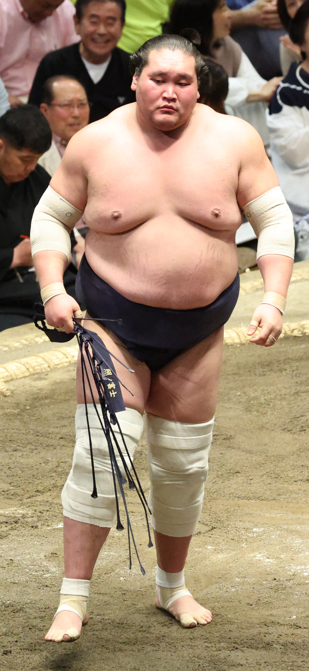 朝乃山を小手投げで破った照ノ富士（撮影・中島郁夫）