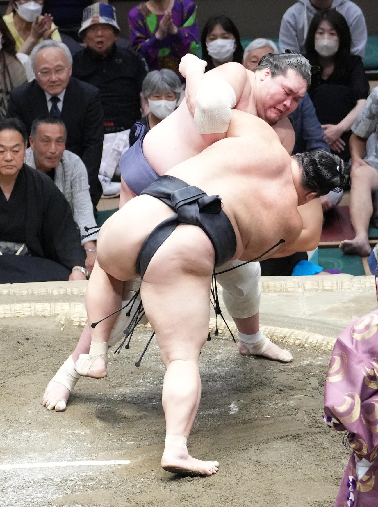 照ノ富士は朝乃山（手前）を小手投げで破る（撮影・小沢裕）