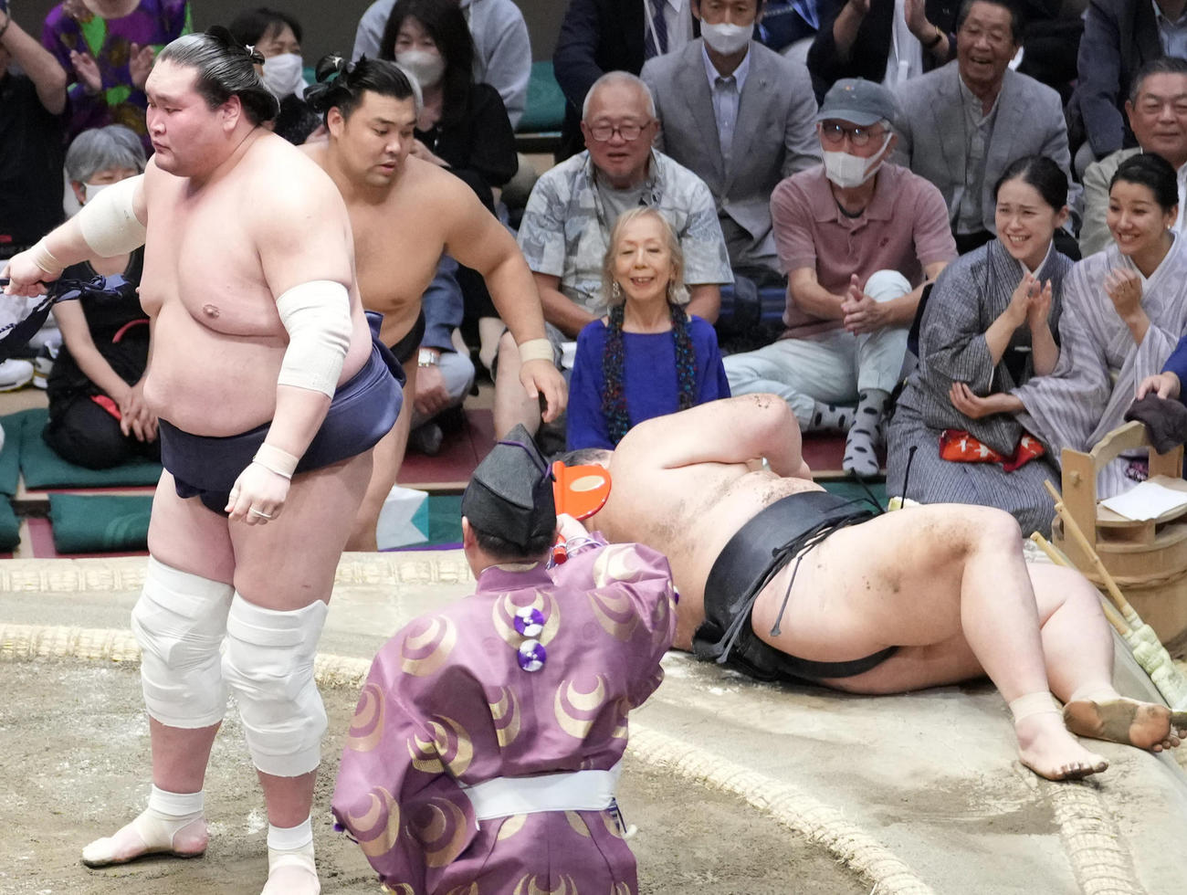 照ノ富士に小手投げで敗れた朝乃山（右）（撮影・小沢裕）