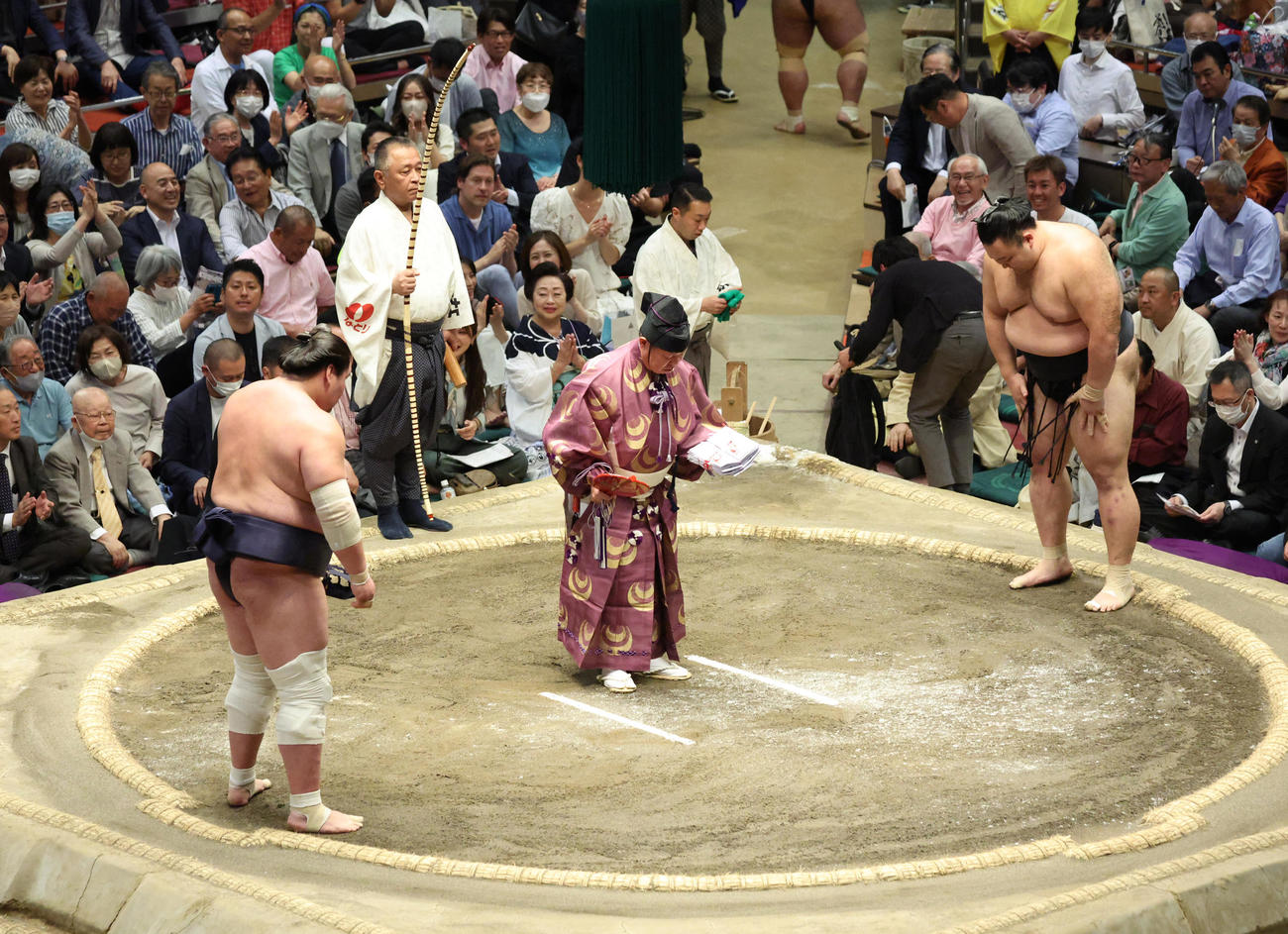 朝乃山（右）を小手投げで破った照ノ富士（撮影・中島郁夫）