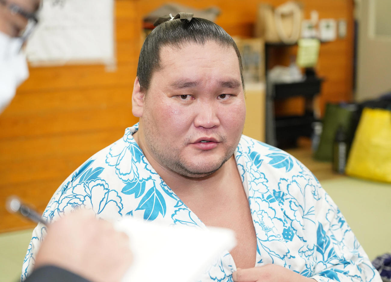 支度部屋で囲み取材を受ける照ノ富士（撮影・小沢裕）