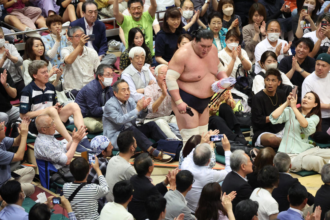 拍手を浴びながら花道を引き揚げる照ノ富士（撮影・中島郁夫）