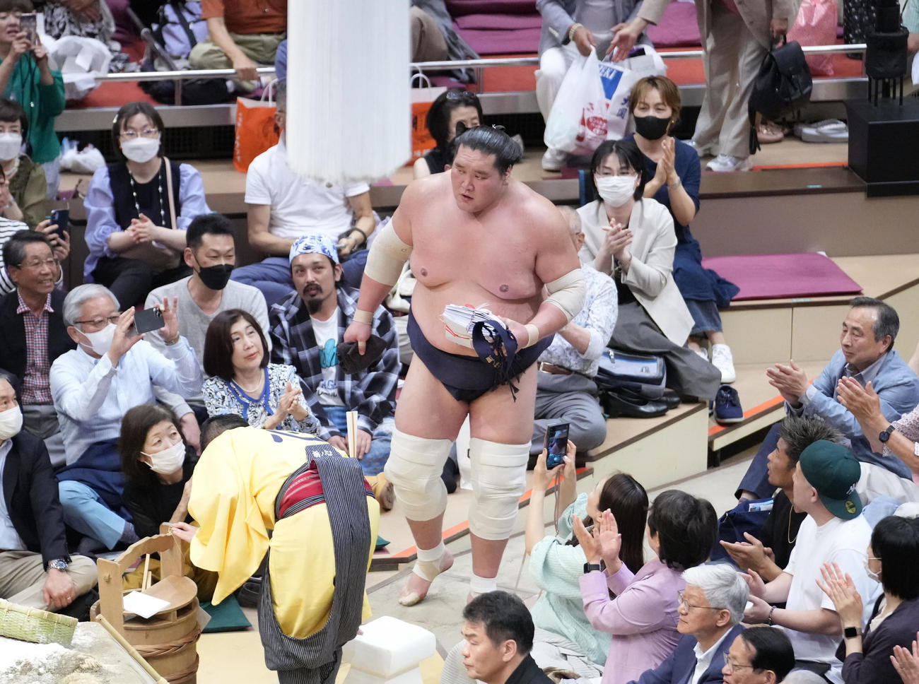 幕内優勝を決めた照ノ富士は詰め掛けた観客の拍手を受けながら花道を引き揚げる（撮影・小沢裕）