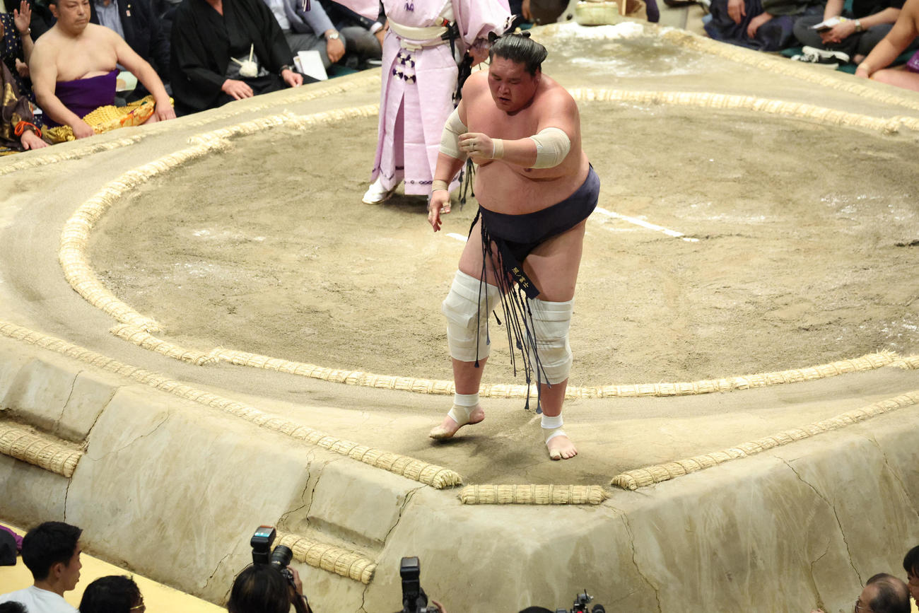 霧馬山（左）を寄り切りで破り優勝を決めた照ノ富士（撮影・中島郁夫）
