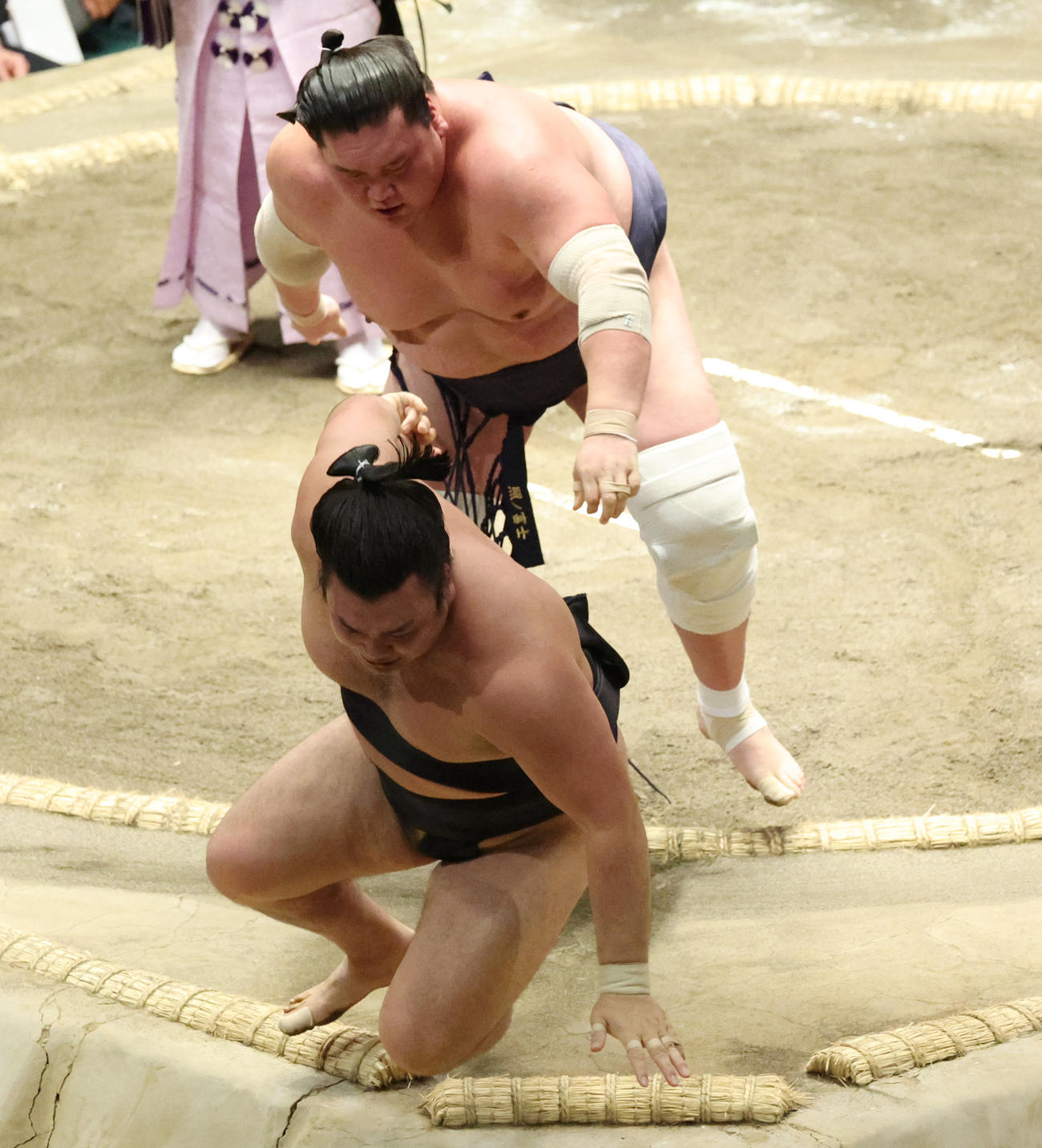 霧馬山（下）を寄り切りで破り優勝を決めた照ノ富士（撮影・中島郁夫）