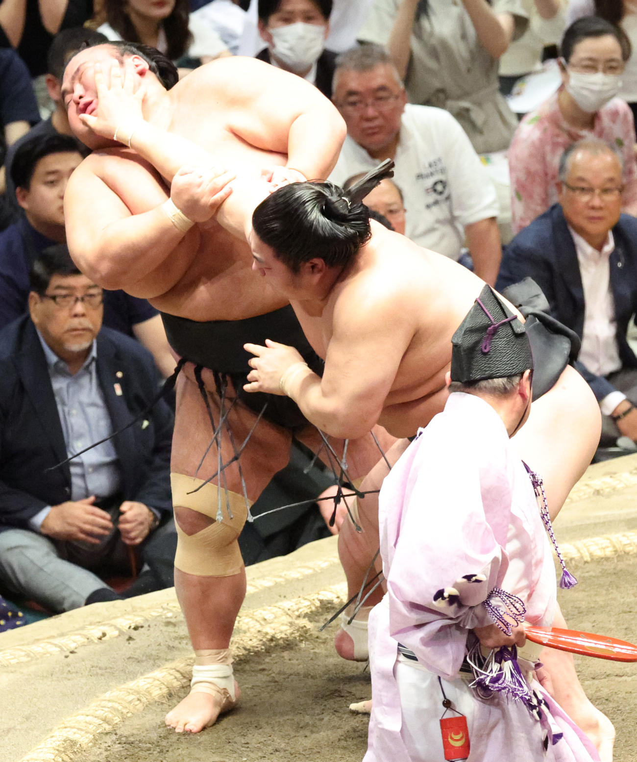 貴景勝（左）を押し倒しで破る若元春（撮影・中島郁夫）
