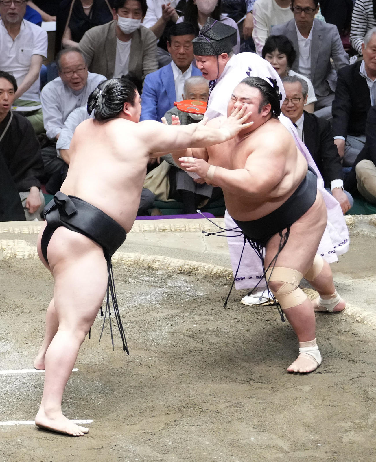 貴景勝（右）を土俵際へ攻め込む若元春（撮影・小沢裕）