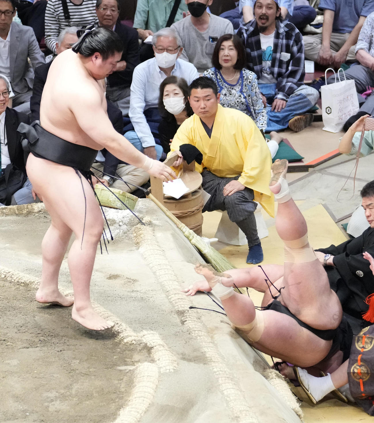 貴景勝（右）を押し倒しで破る若元春（撮影・小沢裕）