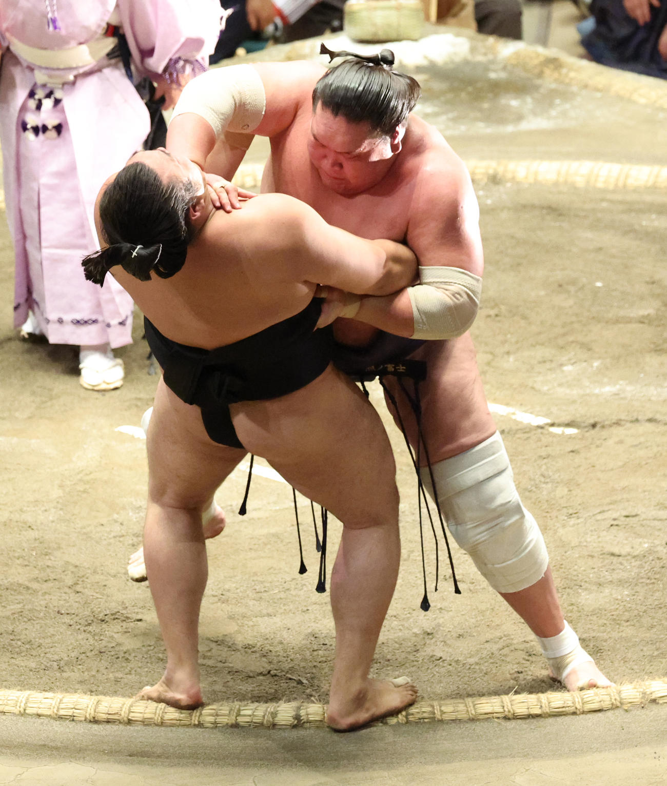 霧馬山（左）を寄り切りで破り優勝を決めた照ノ富士（撮影・中島郁夫）
