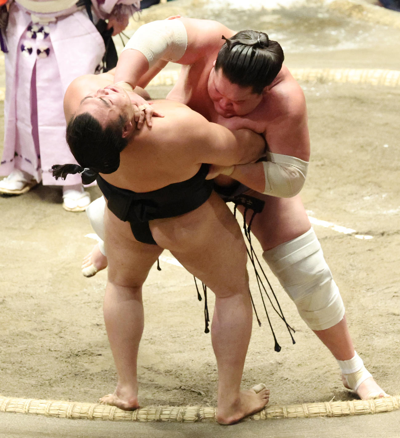 霧馬山（左）を寄り切りで破り優勝を決めた照ノ富士（撮影・中島郁夫）
