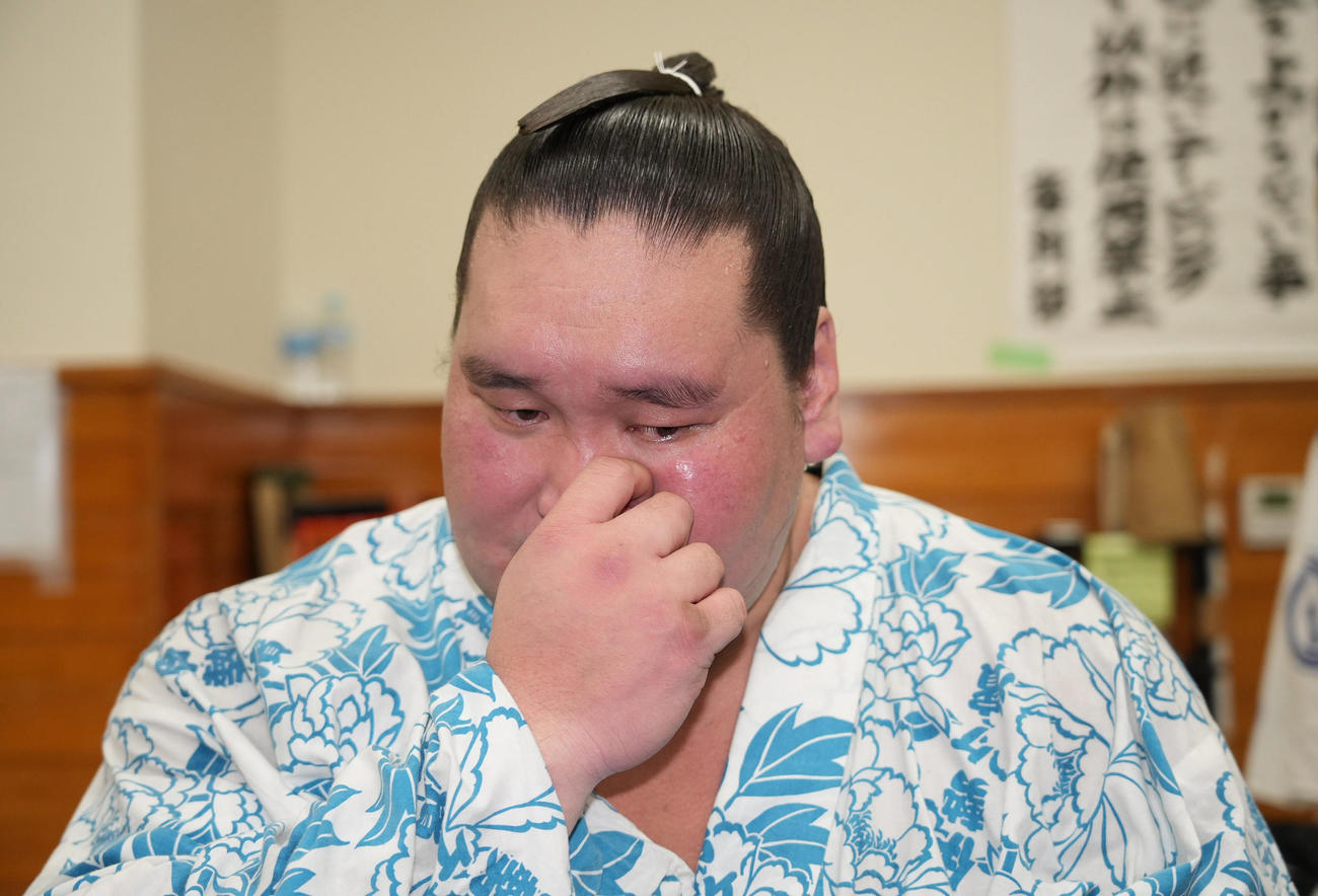 幕内優勝を決めた横綱照ノ富士は支度部屋の囲み取材で汗をぬぐう