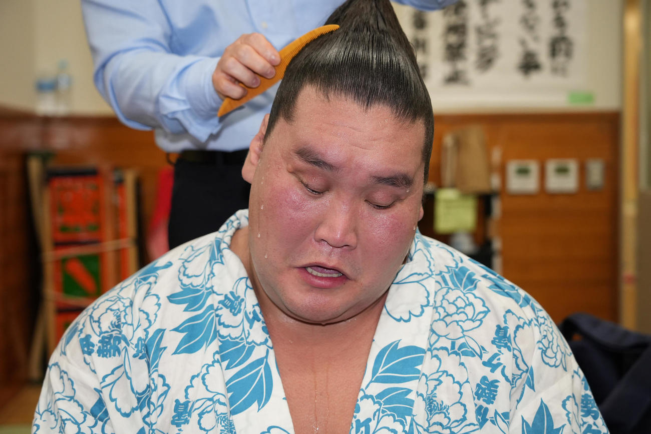 幕内優勝を決めた横綱照ノ富士は支度部屋の囲み取材を受ける