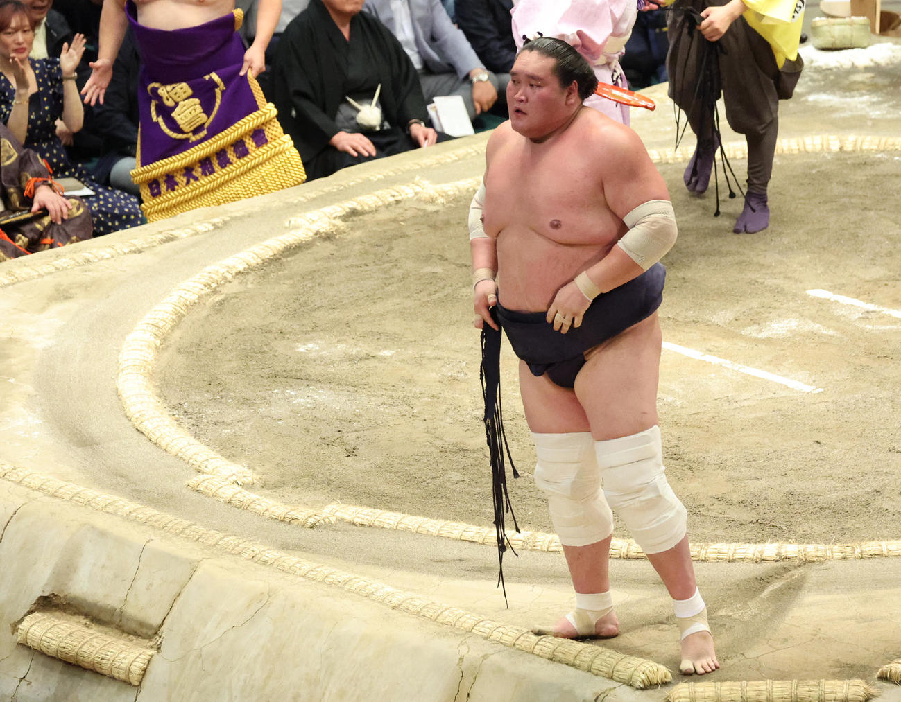 優勝を決め遠くを見つめる照ノ富士（撮影・中島郁夫）