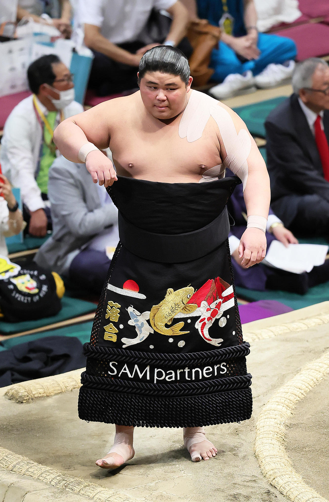 土俵入りする落合（撮影・足立雅史）