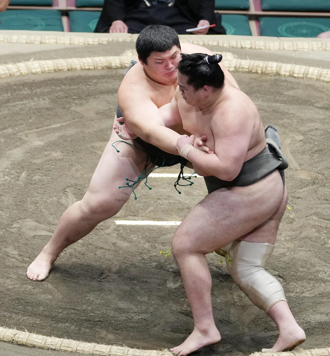 大の里（左）は大辻を押し出しで破る（撮影・小沢裕）