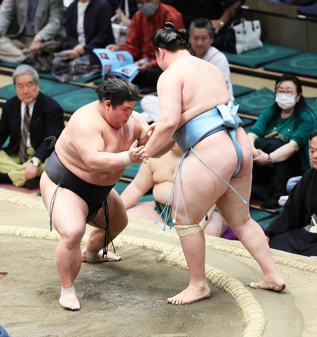 落合（左）は押し出しで欧勝馬を破る（撮影・足立雅史）