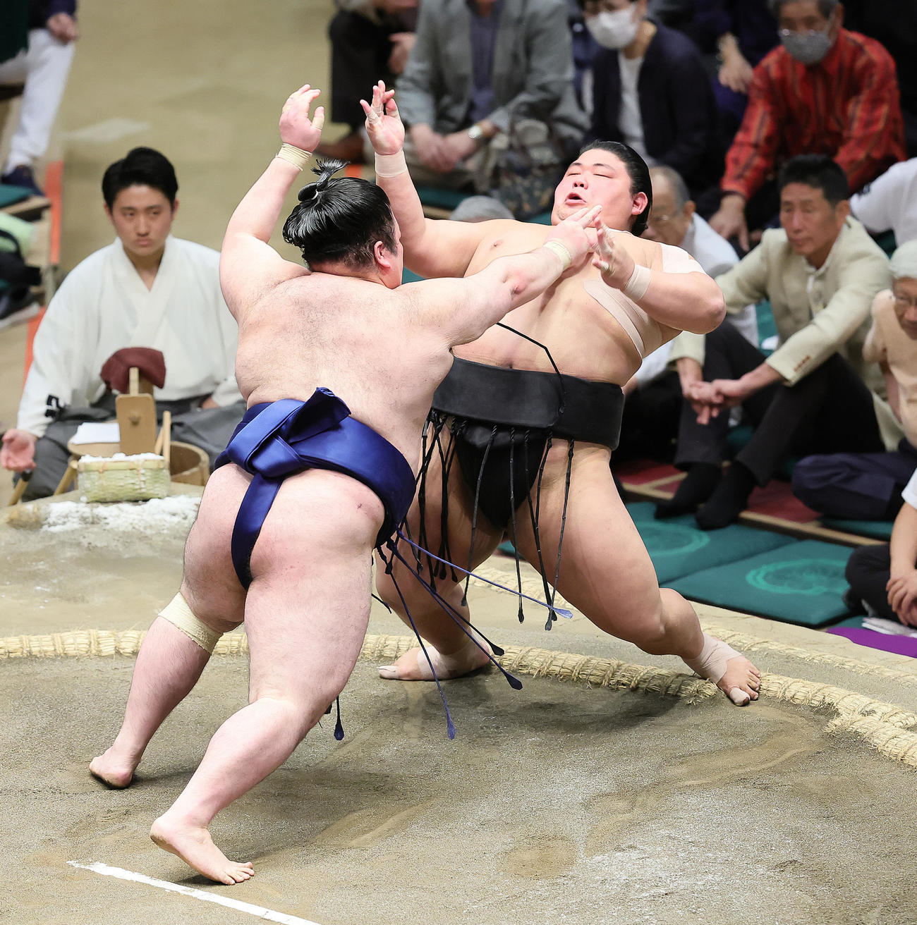 十両優勝決定戦で落合（右）は豪ノ山に押し出しで敗れる（撮影・足立雅史）