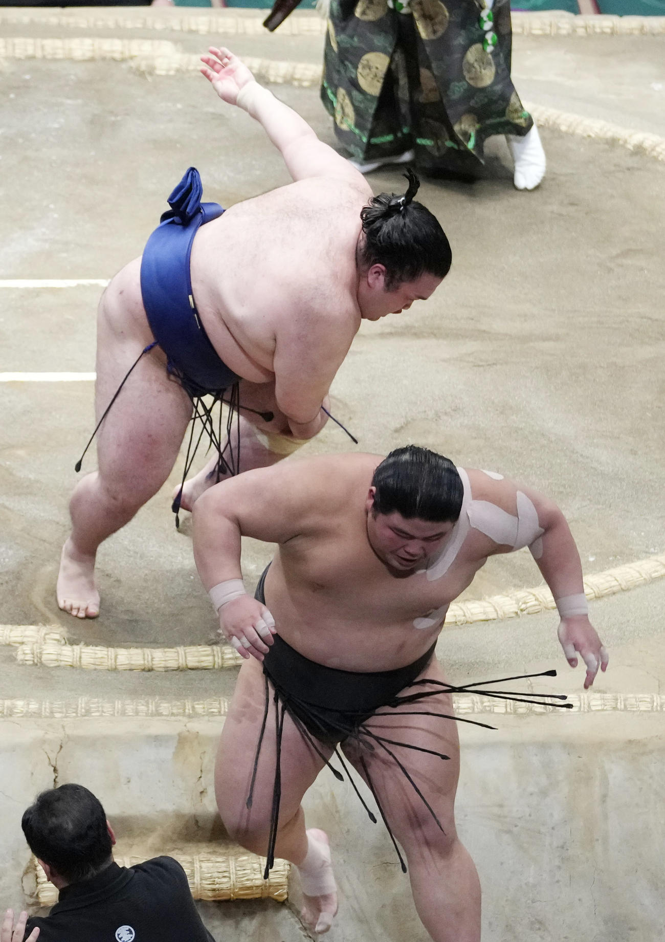 豪ノ山は十両優勝決定戦で落合（手前）を押し出しで破る（撮影・小沢裕）