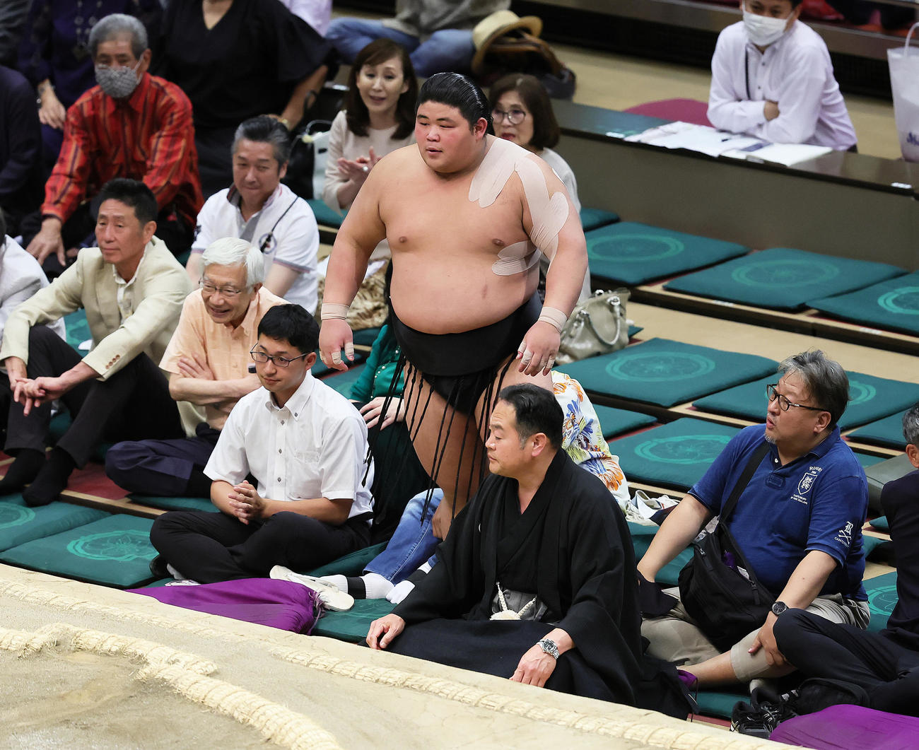 十両優勝決定戦で落合は豪ノ山に押し出しで敗れる（撮影・足立雅史）