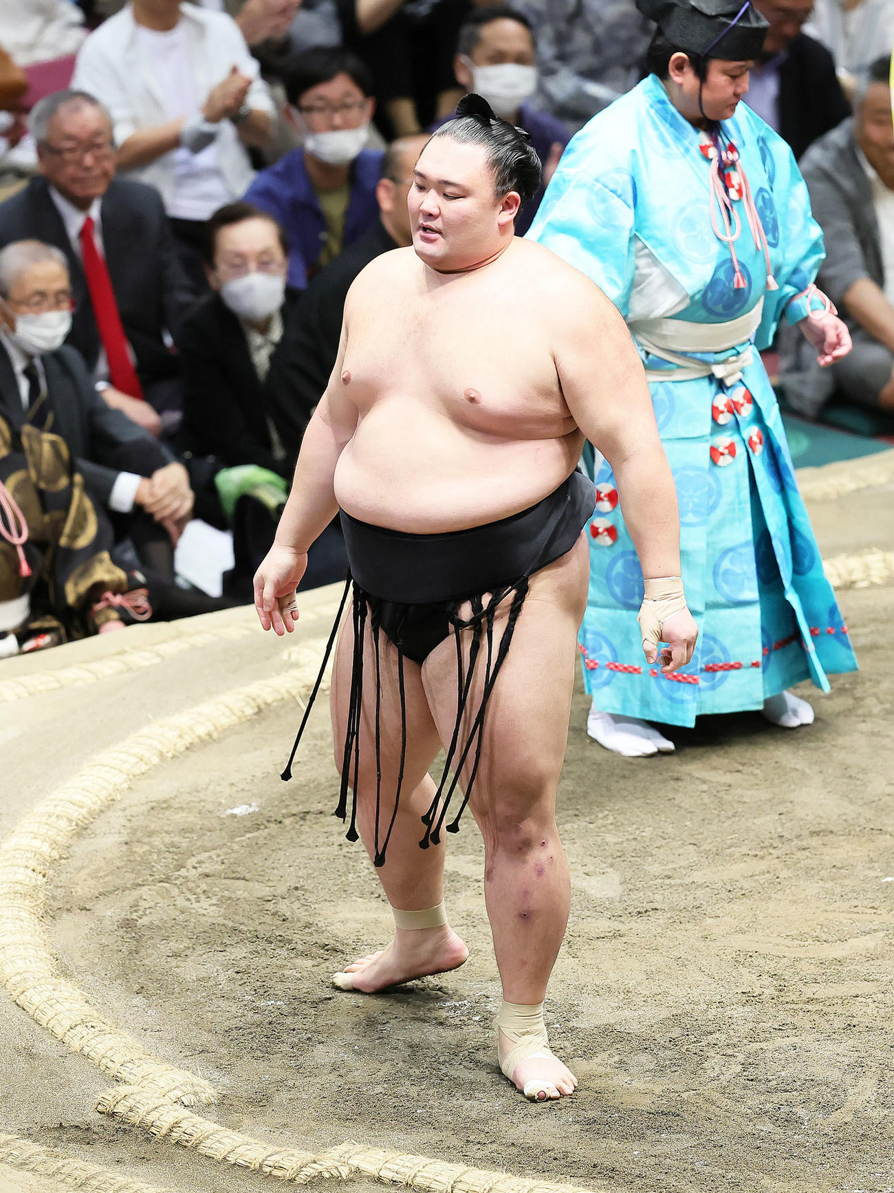 朝乃山は寄り切りで剣翔を破る（撮影・足立雅史）
