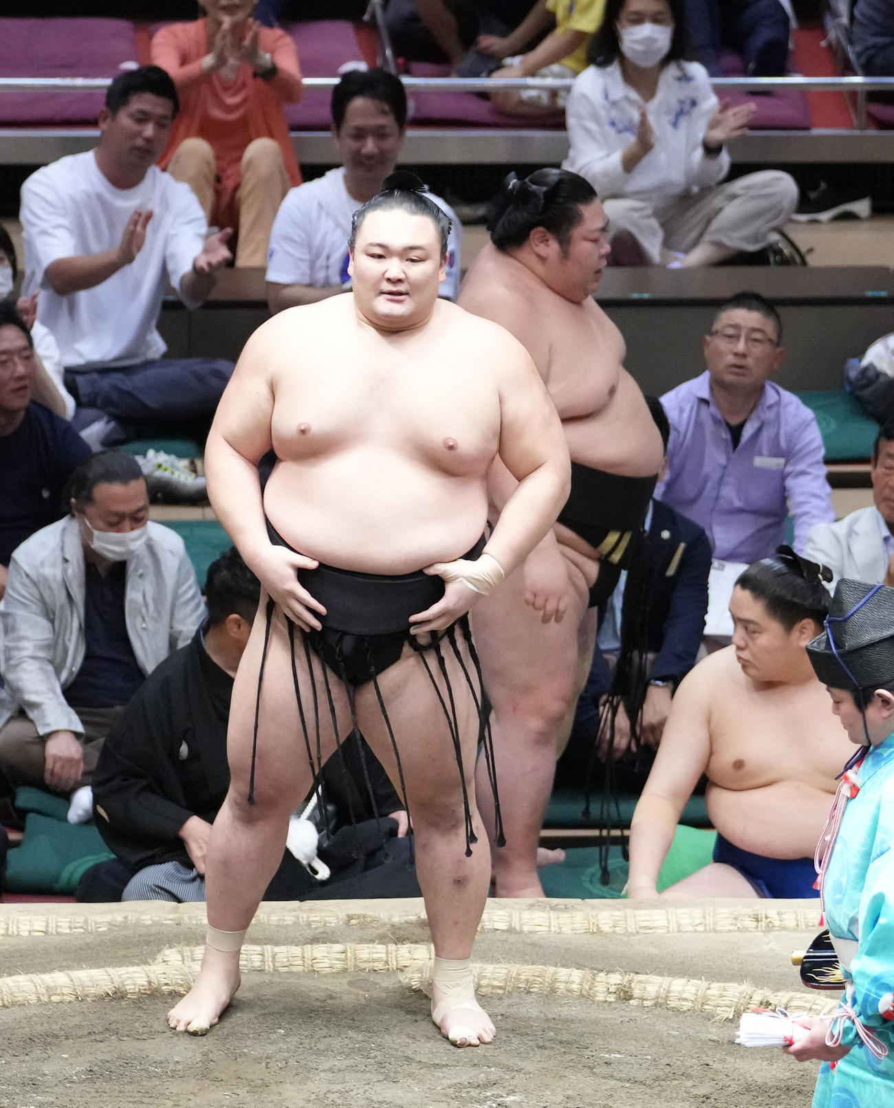 朝乃山（左）は剣翔を寄り切りで破る（撮影・小沢裕）