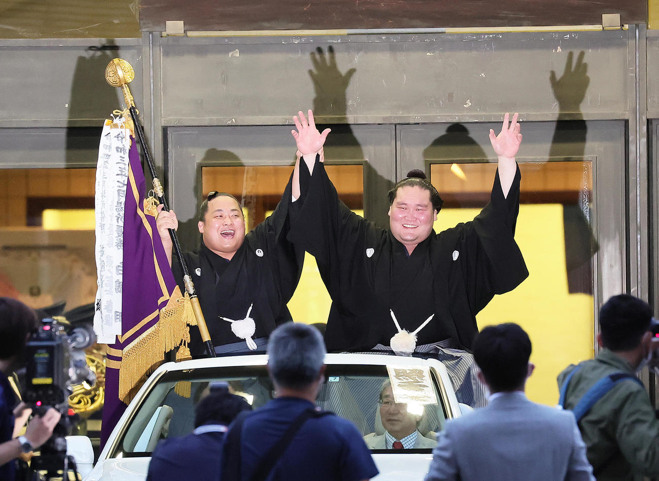 優勝パレードへと向かう照ノ富士（右）。旗手翠富士（撮影・足立雅史）