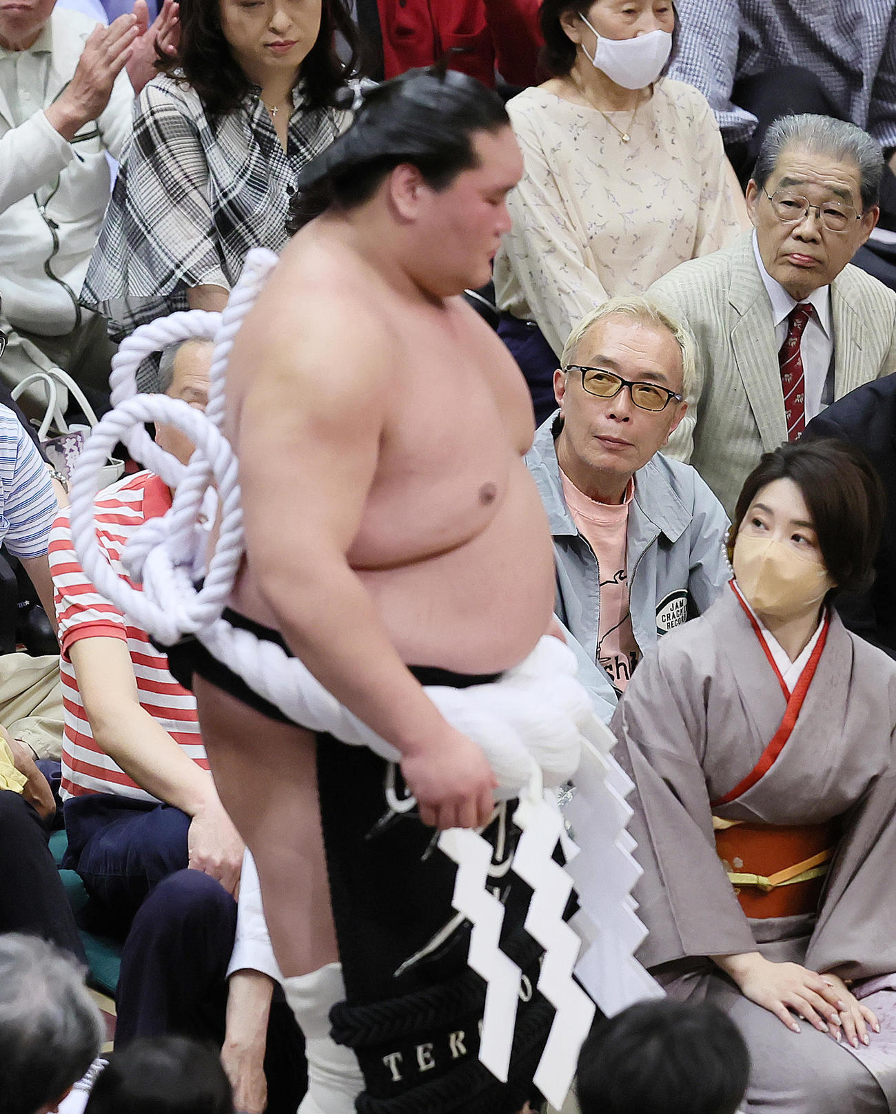 照ノ富士（手前）の横綱土俵入りを見つめる所ジョージ（中央）（撮影・足立雅史）