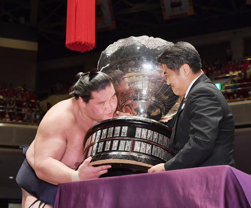 横綱照ノ富士「本当に優勝したんだな」恒例の優勝賞品、金色の巨大